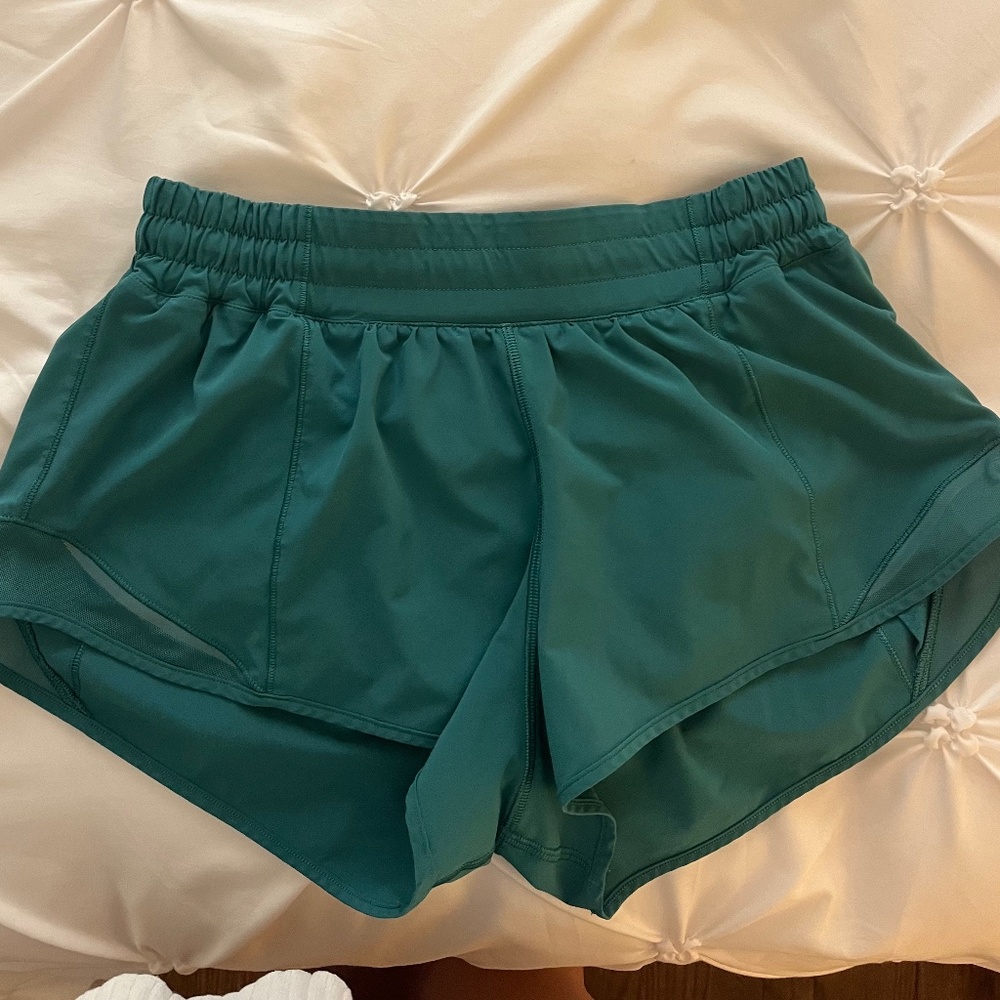 Lululemon hotty hot 2.5 in size 8